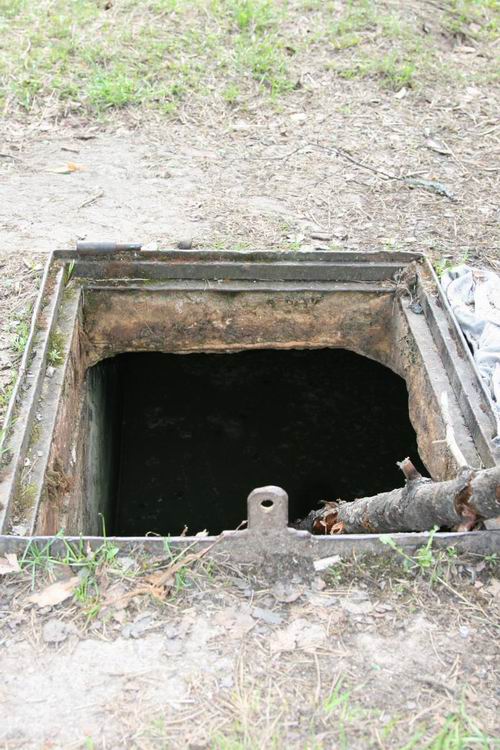 Смоленск: у бункера Гитлера (люк)