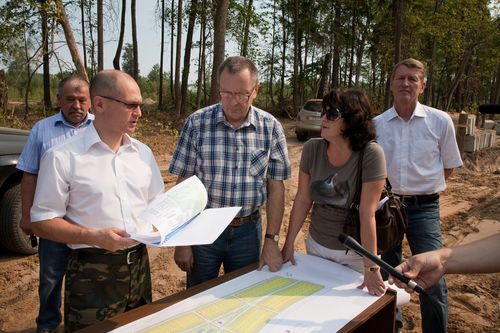 На строительной площадке. Слева направо: С.Кириенко, П.Шульженко, И.Старостина
