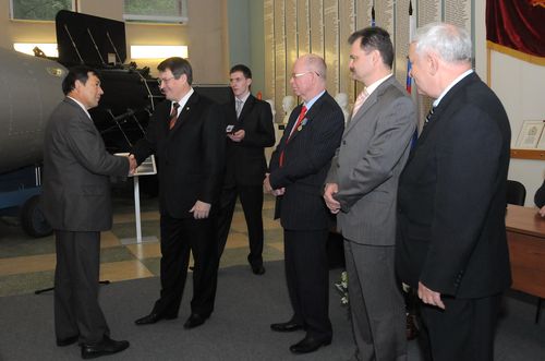 Р.М.Шагалиева награждают В.Е.Костюков, Р.И.Илькаев, А.Н.Ивонин, И.А.Никитин