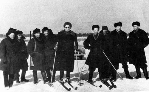 Б,Г. Музруков (в центре) на лыжной прогулке в Семипалатинске. Справа - Е.С.Белянинов