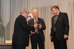 Р.Илькаев и Д.Петров вручают Почетную грамоту Госкорпорации "Росатом" Ю.Трутневу