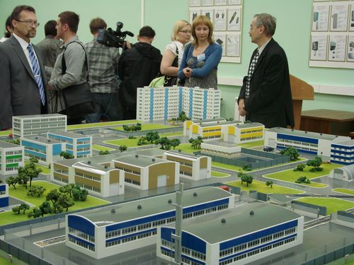 У макета площадки