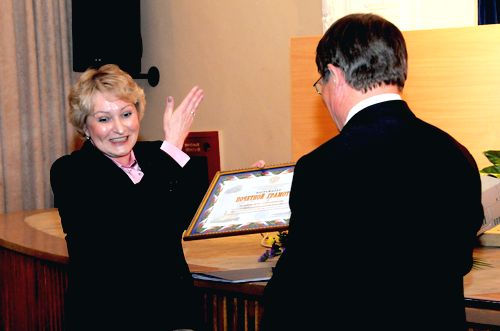 Т.Ельфимова вручает Почетную грамоту ГК "Росатом" директору РФЯЦ-ВНИИЭФ В.Костюкову