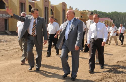 На стройплощадке "Яблоневого сада". Директор РФЯЦ-ВНИИЭФ В.Костюков, губернатор В.Шанцев, глава города А.Голубев