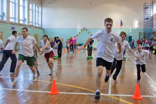 Слева: победители соревнований - семья Сурниных