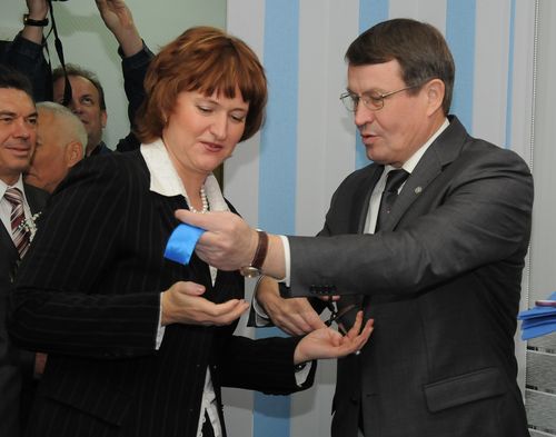 Руководитель СарФТИ А.Сироткина и директор РФЯЦ-ВНИИЭФ В.Костюков открывают Центр карьеры "Росатома"