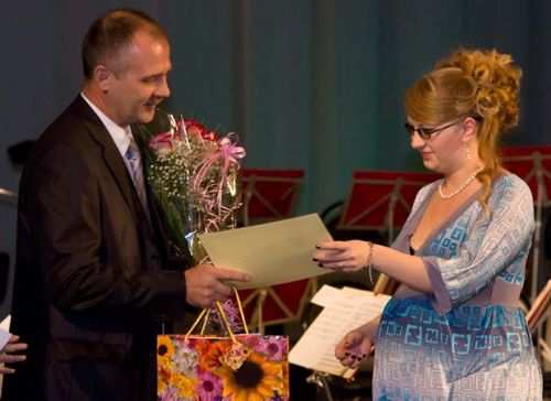 Глава города А.Голубев вручает призы победительницам конкурса