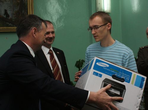 Вручение приза первому абоненту широкополосного Интернета