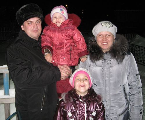 Семья Минеевых с дочками Дашей и Катей 