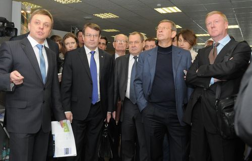 О.Кривошеев (крайний слева) докладывает о проекте ТИС ЯОК