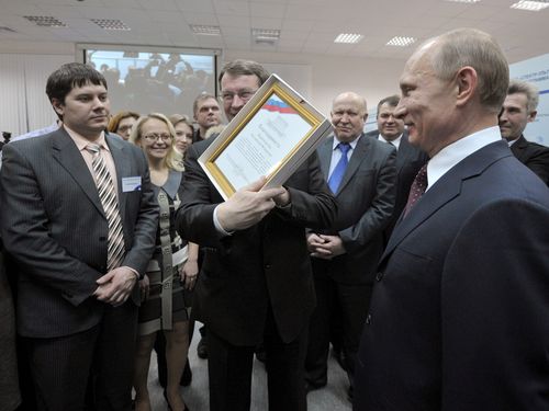 Момент вручения В.Путиным Благодарственного письма В.Костюкову