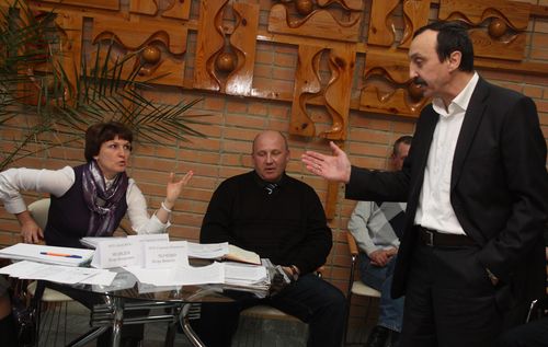 Вместо пресс-конференции получились жаркие дебаты  