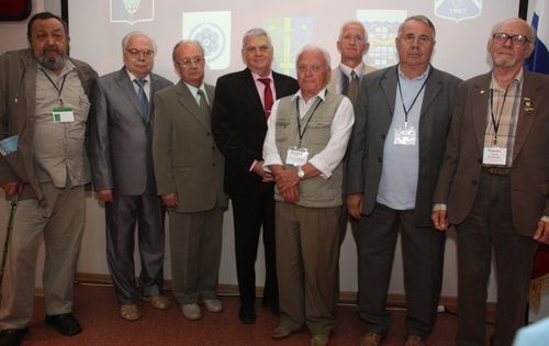 Без этих людей не было бы закона о ЗАТО. Слева направо: И.Жидов, Б.Певницкий, В.Лавров, В.Такоев, Л.Кузьмин, В.Глушков, Г.Иоилев