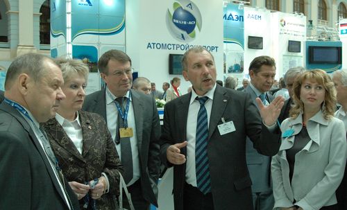 А.Гребенников демонстрирует АПК-1М И.Каменских и Т.Ельфимовой