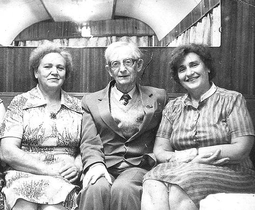 Слева направо: К.Егорова, Ю.Харитон и врач Г.Тюкина в салоне вагона