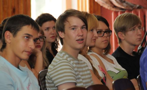 Кандидат в олимпийскую сборную по физике М.Куренков (в центре)