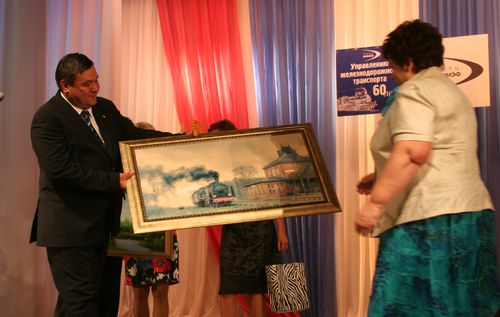 Подарки Т.Шестаковой вручает директор Горьковского филиала ОАО "Федеральная пассажирская компания" И.Шугуров