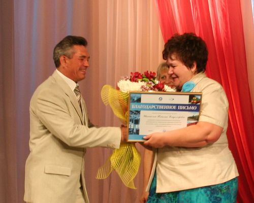 Ю.Якимов вручает Т.Шестаковой Благодарственное письмо ВНИИЭФ