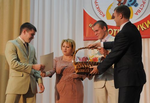 Диплом и приз братьям Крыловым вручает корреспондент газеты "Новый Город" Гульнара Урусова