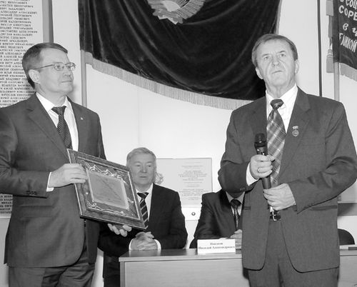 Почетная грамота РФЯЦ-ВНИИЭФ вручается А.Тесленко