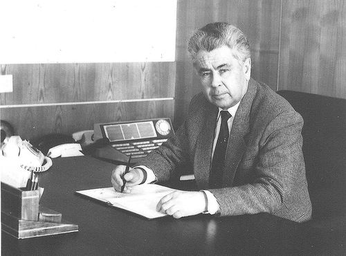 Ю.Завалишин в своем рабочем кабинете