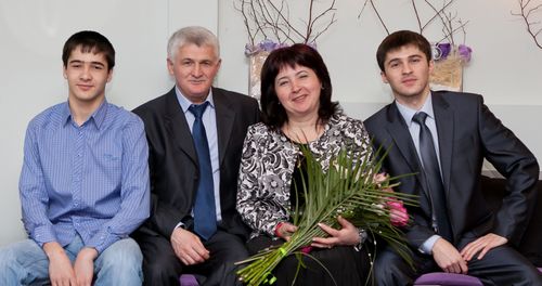 Для Ацамаза Малкарова (крайний справа) семейные ценности - превыше всего