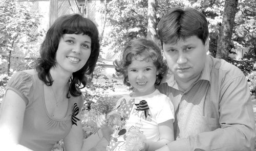 Семья Лошкаревых: папа Владимир, мама Анна и дочь Юля