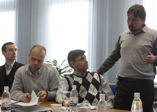 Ведет тренинг С.Артемьев