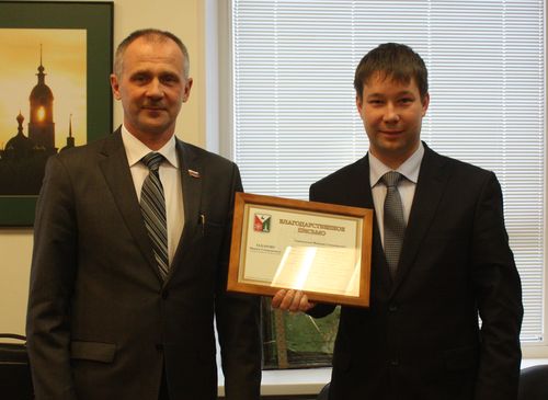 А.Голубев вручает благодарственное письмо Н.Захарову