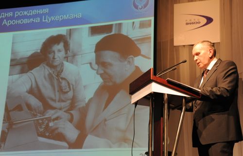 С докладом выступает Н.В.Завьялов