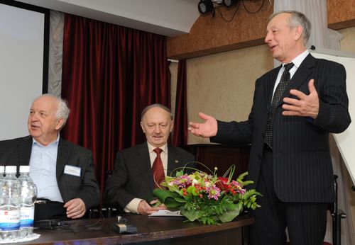 В.П. Незнамов (справа) на открытии школы