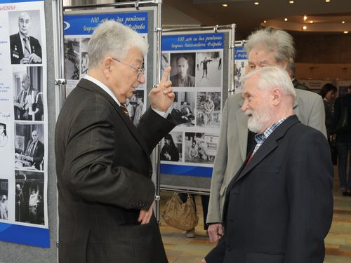 Коллеги Флерова. Справа - Ю.Оганесян