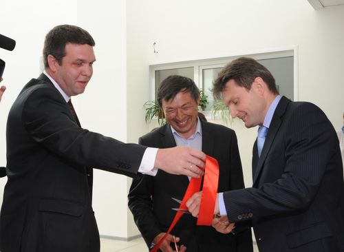 На открытии ЦКО (слева направо): генеральный директор ООО "ЦКО" С.Бурцев, начальник математического отделения ИТМФ Р.Шагалиев и зам. генерального директора ЗАО "Технопарк Саров" А.Заикин