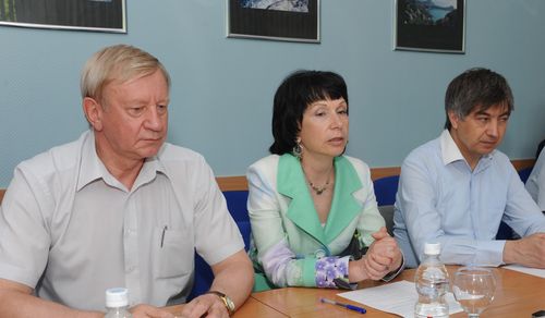 Слева направо: В.Соловьев, Е.Шаповалова, Н.Агаханов 