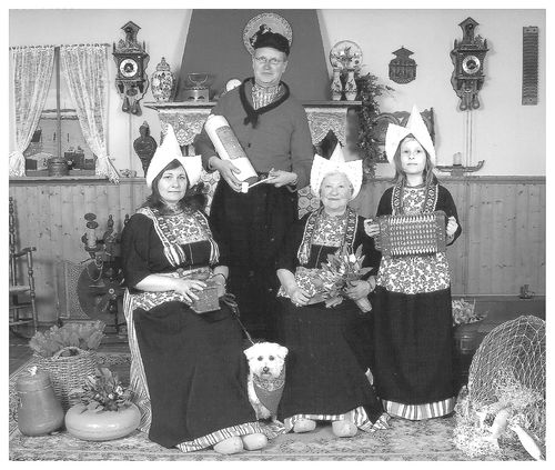 Дочь Лана, Александр, Н.Почтарюк и внучка соня в национальных костюмах