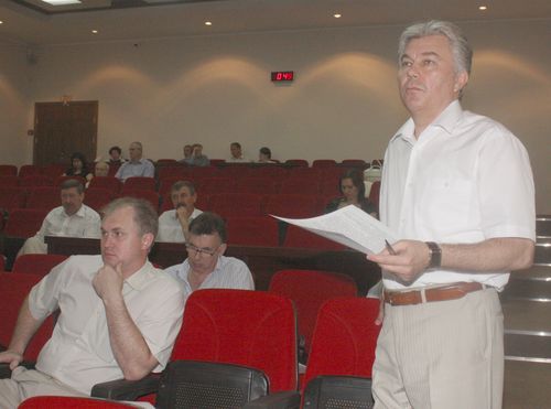 Депутат А.Тихонов обратил внимание коллег, что в вопросе приватизации "Рябинушки" немало подводных камней