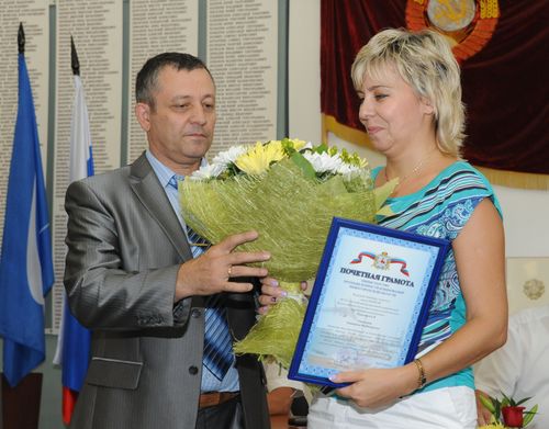 Награды молодым ученым вручил И.Сазонов