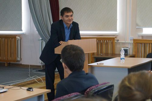 Старший научный сотрудник ИТМФ Роман Королев рассказал гимназистам о работе своего подразделения