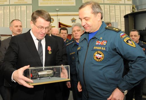 Директор ядерного центра В.Костюков вручает министру МЧС России В.Пучкову макет одного из экспонатов Музея РФЯЦ-ВНИИЭФ