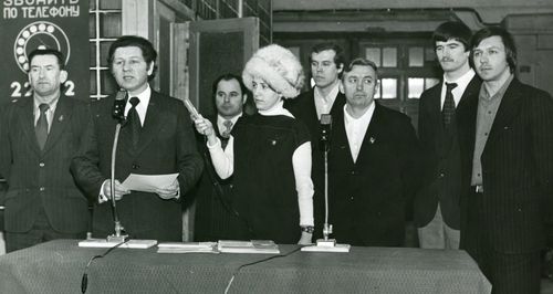 Открытие заводского конкурса "Золотые руки" (второй слева - В. Кельин)