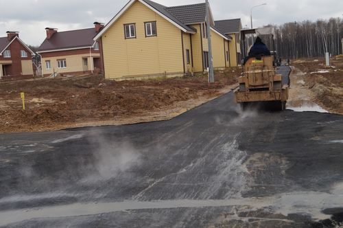 Новенький асфальт еще дымится