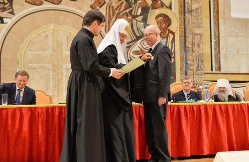 Патриарх Кирилл вручает Р.И. Илькаеву орден прп. Серафима Саровского 1-ой степени