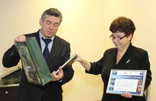 Ю.Якимов вручает Благодарственное письмо Ю.Лукиной 