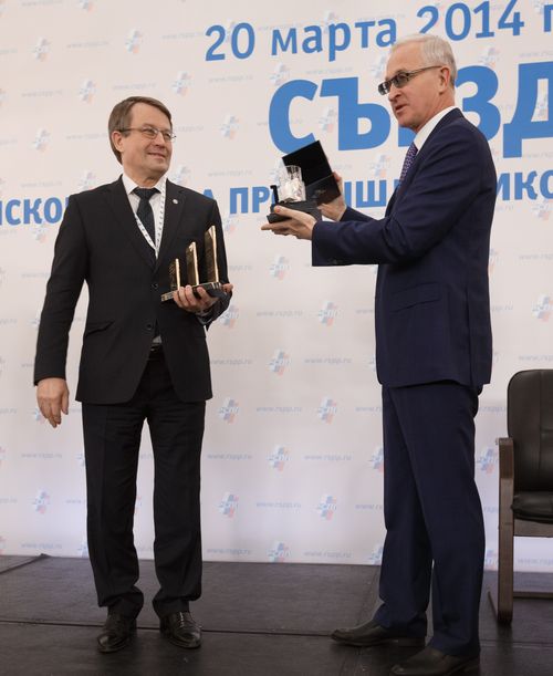 Президент РСПП А.Шохин вручаетнаграду директору РФЯЦ-ВНИИЭФ В.Костюкову