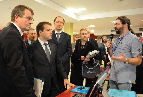 В.Костюков, Н.Никифоров и О. Бочкарев знакомятся с экспозицией участников конференции