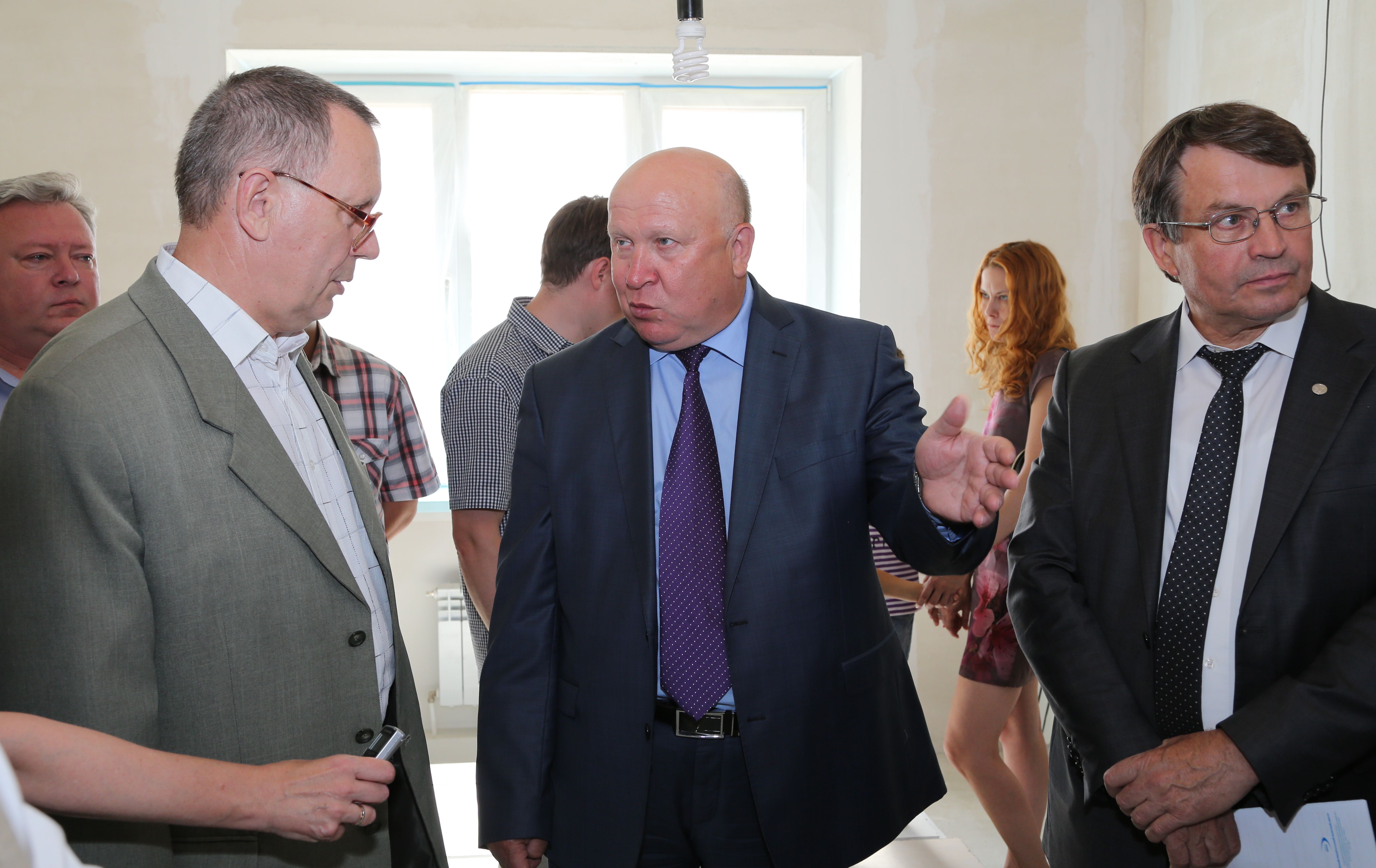 В Яблоневом саду. Слева направо: П.Шульженко, В шанцев, В.Костюков