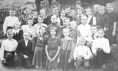 Послевоенное детство. Крайний слева в нижнем ряду - Толя Веселовский