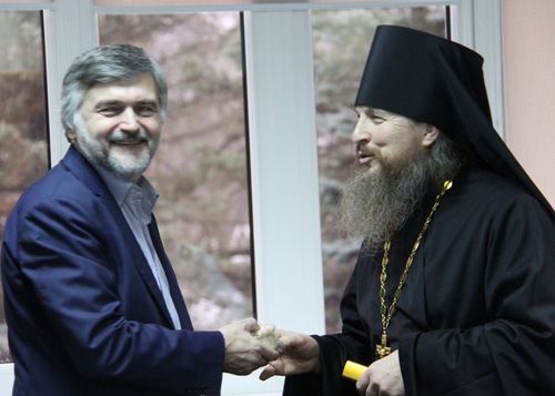 А.Клепач (слева) и игумен Никон