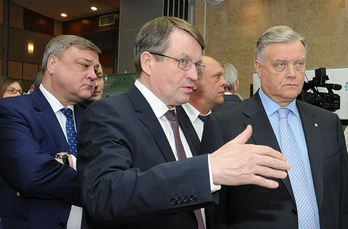 Дом ученых. В.Костюков и В.Якунин осматривают экспозицию