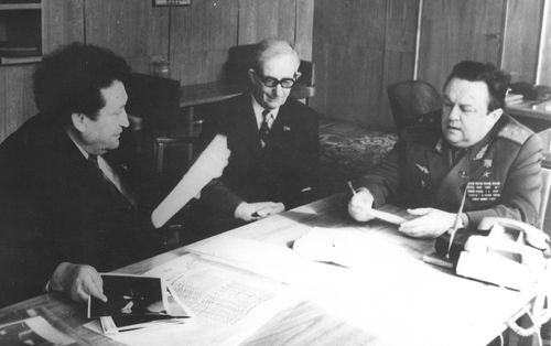 Слева направо: С.Кормер, Ю.Харитон, Е.Негин